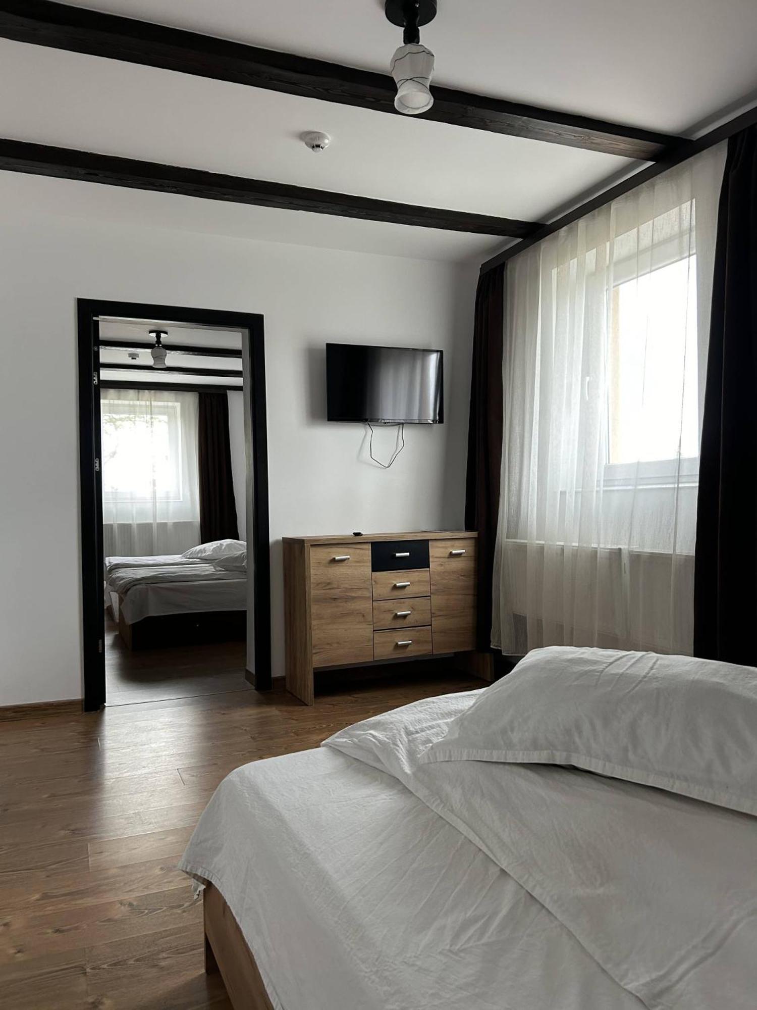 Rădăuţi Hotel Intim מראה חיצוני תמונה