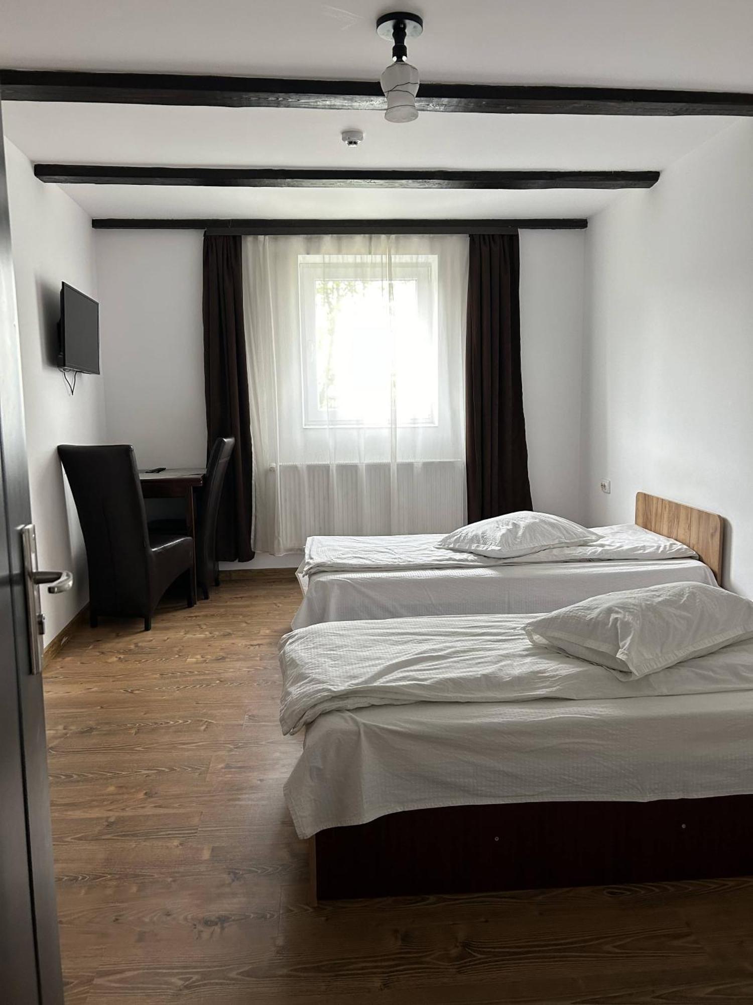 Rădăuţi Hotel Intim מראה חיצוני תמונה