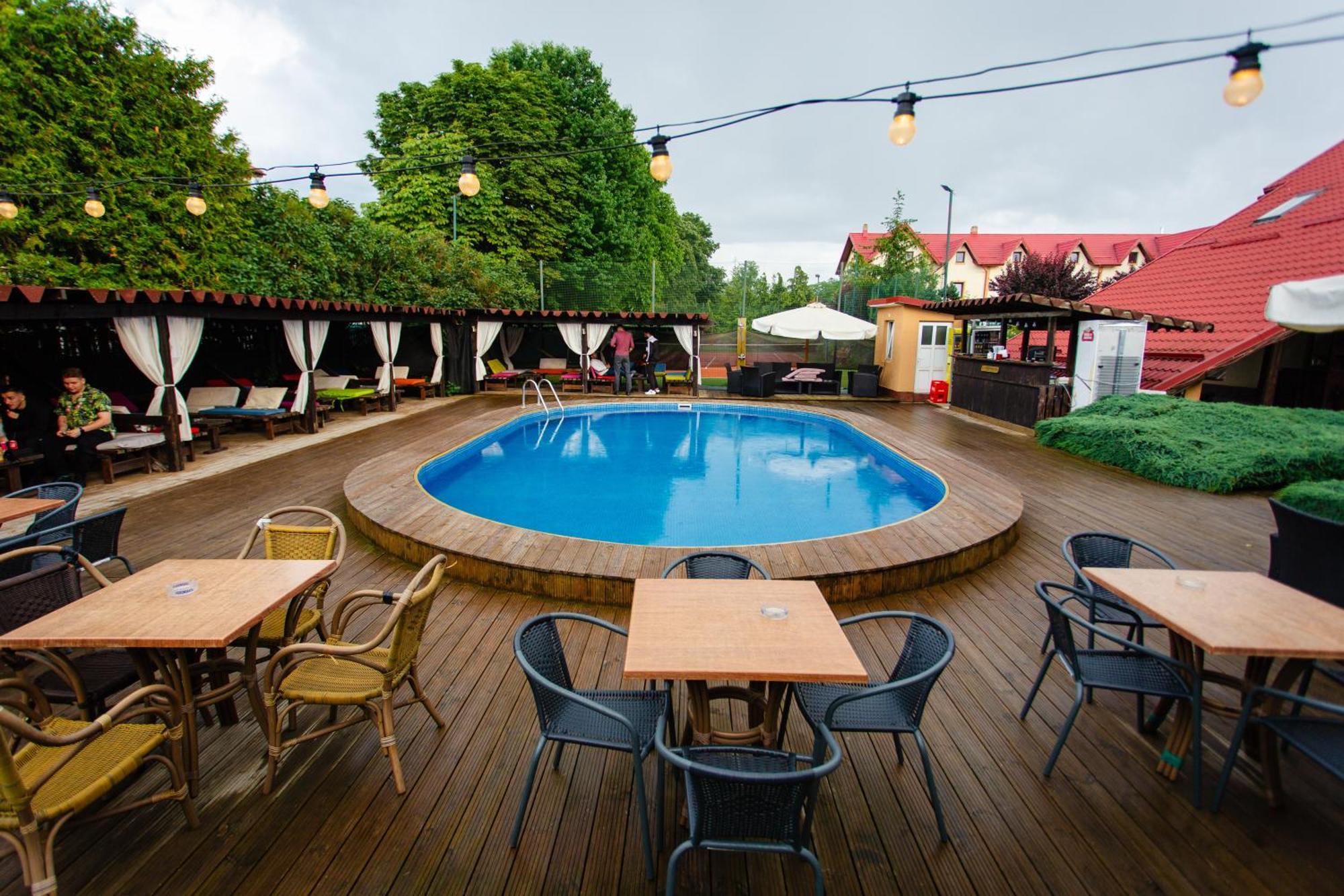 Rădăuţi Hotel Intim מראה חיצוני תמונה