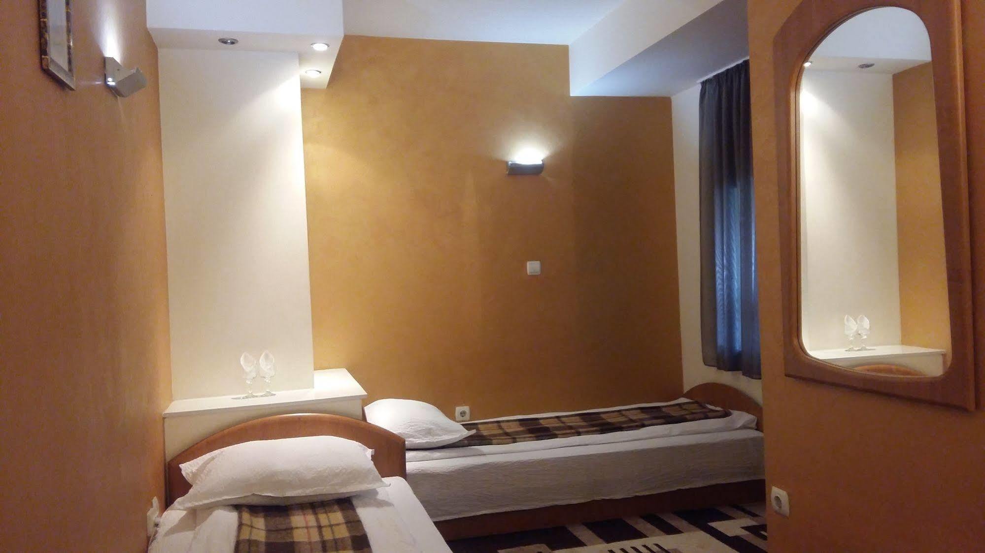 Rădăuţi Hotel Intim מראה חיצוני תמונה