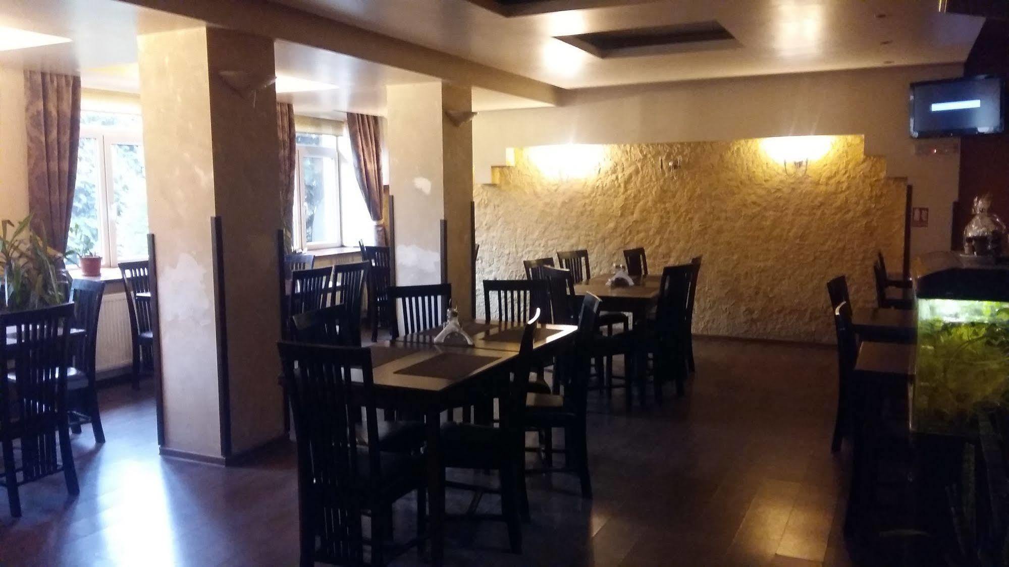 Rădăuţi Hotel Intim מראה חיצוני תמונה